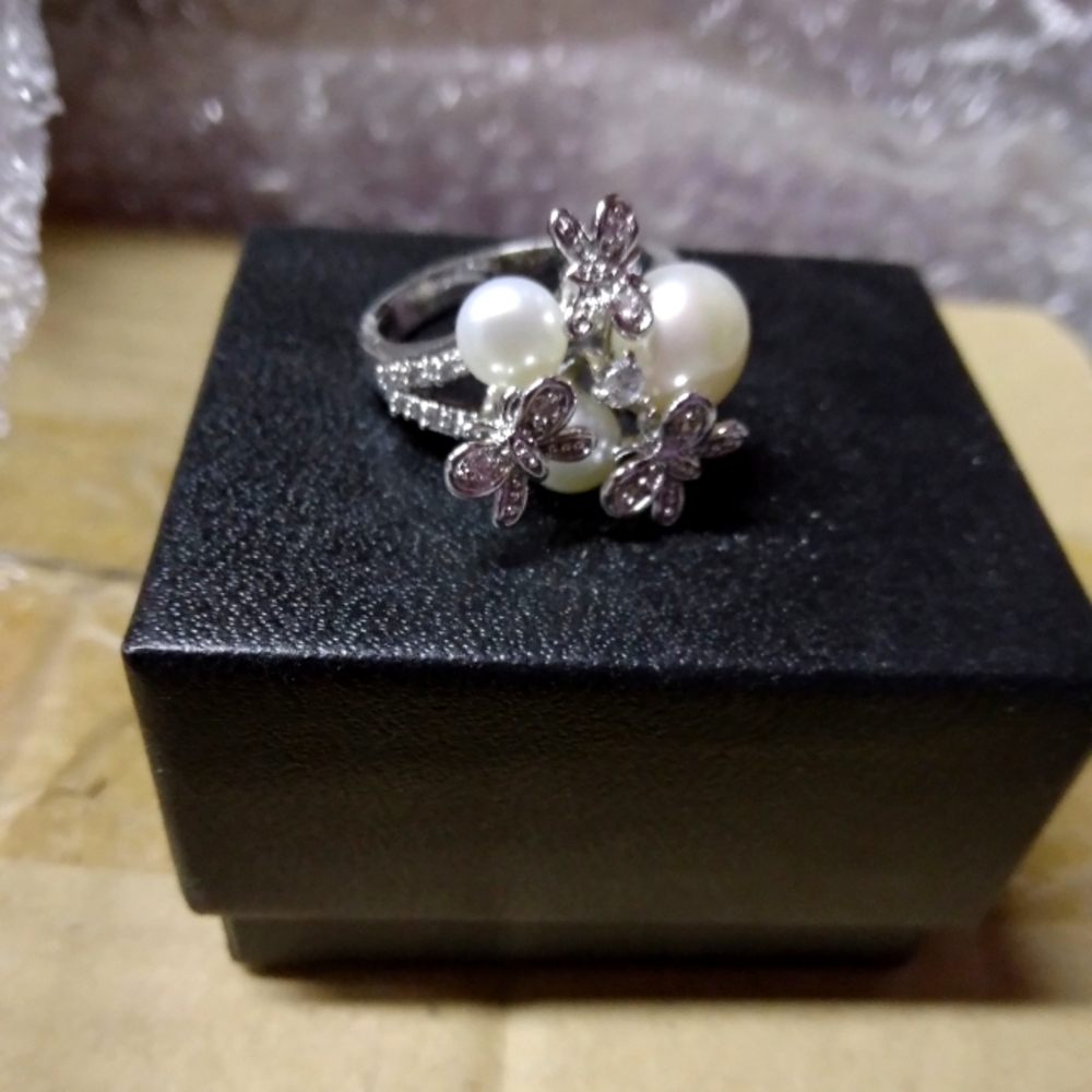Elegant Silver and White Pearl Butterfly Ring